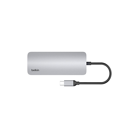 Silberfarbener Belkin USB-C Hub mit schwarzem Kabel und USB-C Stecker, freigestellt auf weißem Hintergrund.