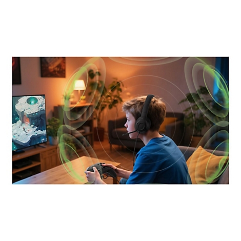 Ein Junge mit Headset spielt Videospiel. Im Hintergrund ein Fernseher mit Spielgrafik und grüne Schallwellen.