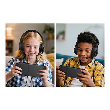 Zwei Kinder spielen Videospiele mit Kopfhörern.