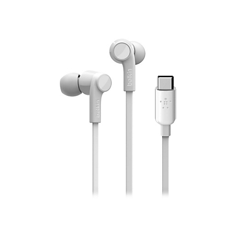 Hellgraue In-Ear-Kopfhörer mit Kabel und USB-C-Stecker vor weißem Hintergrund. Der Name Belkin ist auf den Ohrhörern abgebildet.