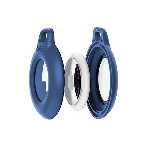 Blaues Belkin Case mit abgebildeter Apple AirTag. Die Case-Teile sind auseinandergenommen, AirTag dazwischen. Weiße Fläche mit Apple-Logo.