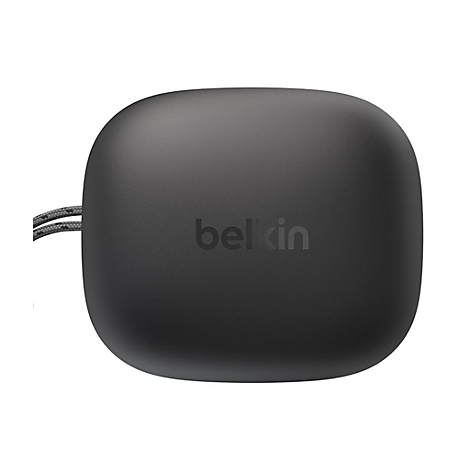 Gadget carré gris foncé aux coins arrondis, logo Belkin et câble gris.