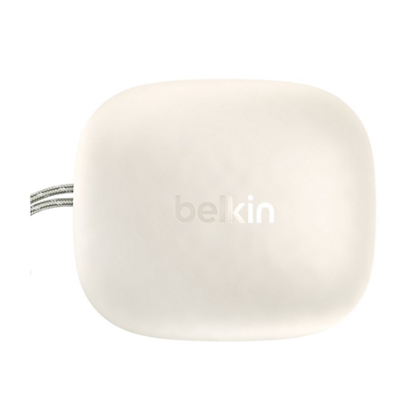 Cremefarbenes, quadratisches Ladecase von Belkin mit abgerundeten Ecken und einer grauen Trageschlaufe an der Seite.