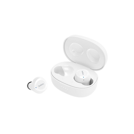 Écouteurs Belkin blancs dans leur étui de chargement. Un seul écouteur est à côté.