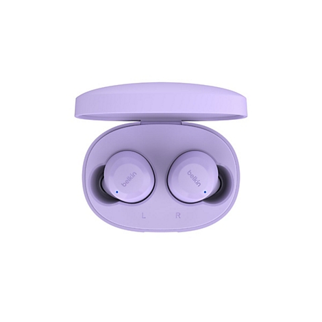 Écouteurs sans fil violets clairs dans un étui de chargement ouvert. Les écouteurs portent le mot "belkin" et sont marqués "L" et "R".