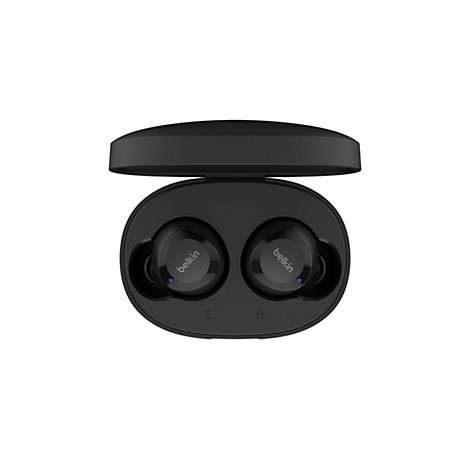 Schwarze Belkin-Kopfhörer in geöffneter Ladebox. Beide Ohrhörer sind sichtbar, mit „Belkin“-Schriftzug. Auf dem Etui ist „L“ und „R“ markiert.