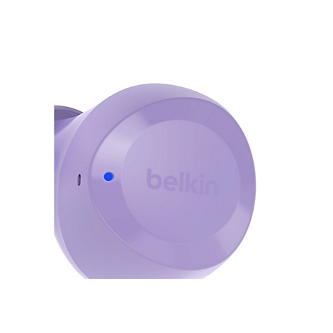 Helllila Kopfhörer-Nahaufnahme mit Belkin-Logo und leuchtender blauer Diode.