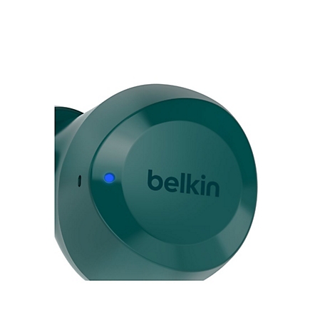 Nahaufnahme eines teal-farbenen Belkin-Ohrhörers mit einem leuchtenden blauen Licht und dem Schriftzug "belkin".