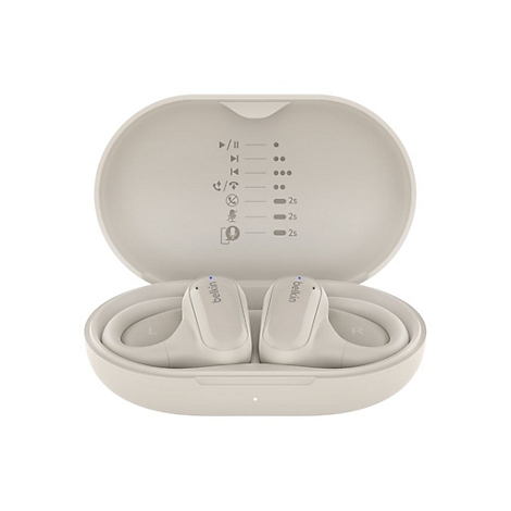 Écouteurs sans fil beiges dans un étui de chargement ouvert avec le logo Belkin. Des icônes et un indicateur LED sont visibles.