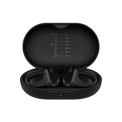 Écouteurs Belkin noirs dans un étui de chargement ouvert. Les deux écouteurs sont visibles, marqués droit et gauche.