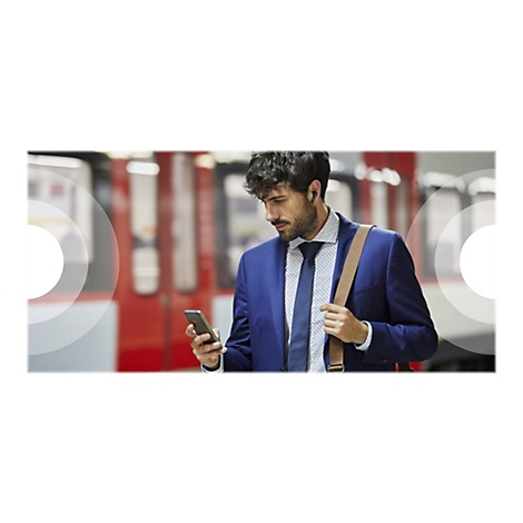 Un homme en costume bleu avec des Ã©couteurs regardant son smartphone dans le mÃ©tro.