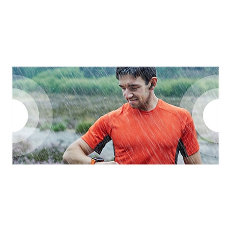 Un homme en t-shirt orange fait du jogging sous la pluie et regarde sa smartwatch.