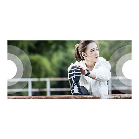 Une femme en tenue de sport s'Ã©tire. Elle porte des Ã©couteurs. ArriÃ¨re-plan : arbres verts et ciel gris.