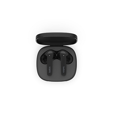 Écouteurs Belkin noirs dans un étui de chargement ouvert sur fond blanc.