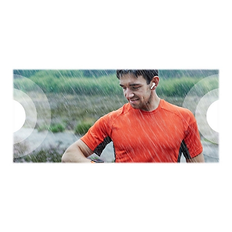 Un homme en chemise rouge court sous la pluie et porte des Ã©couteurs sans fil.