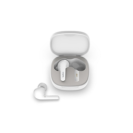 Casque Belkin blanc avec étui de chargement. Un écouteur est à côté. Belkin est écrit sur l'étui.