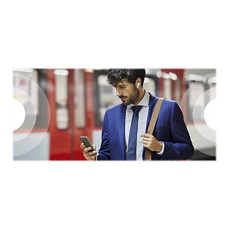 Un homme en costume regarde son tÃ©lÃ©phone, portant des Ã©couteurs. Il se tient dans un mÃ©tro.