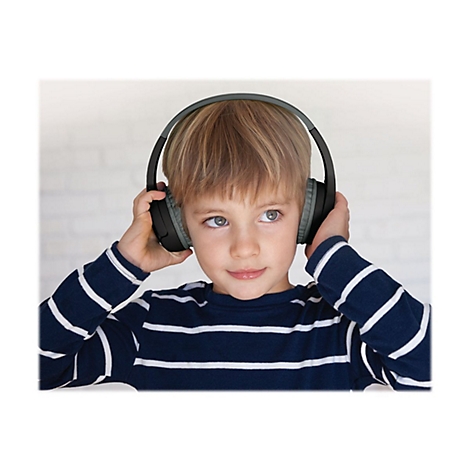 Un garÃ§on blond aux yeux bleus porte un casque. Il sourit lÃ©gÃ¨rement et tient le casque des deux mains.