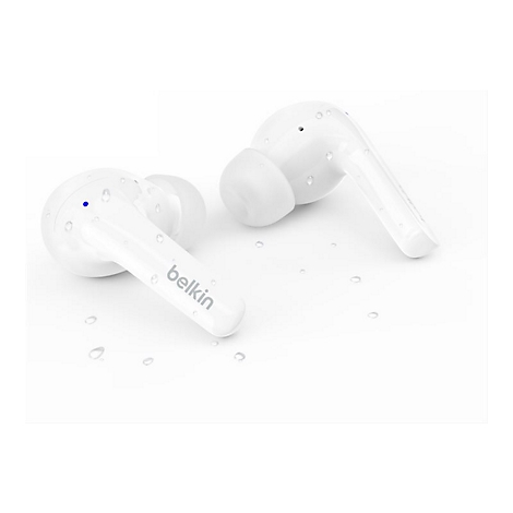 Zwei weiße Belkin-Ohrhörer mit Wassertropfen auf weißem Hintergrund. Der Schriftzug "belkin" ist auf einem der Ohrhörer zu sehen.