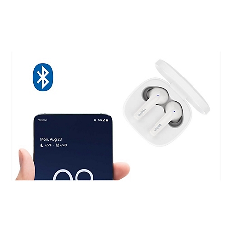 Ein weißes Belkin-Bluetooth-Headset in einer offenen Ladebox und ein Smartphone, das die Verbindung anzeigt. Das Datum ist der 23. August.