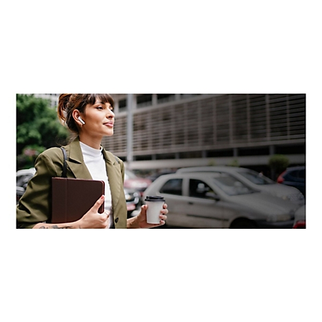 Junge Frau mit Kopfhörern, Tablet und Kaffeebecher; blickt nachdenklich in die Ferne. Sie trägt einen Blazer, steht draußen.