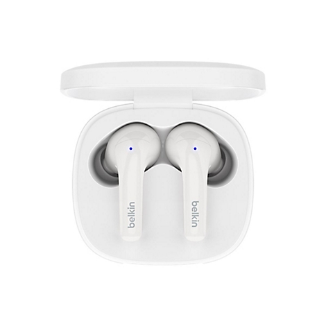 Weiße Belkin-Ohrhörer in Ladecase. Die Ohrhörer haben blaue Punkte und das Belkin-Logo. Der Deckel des Case ist geöffnet.