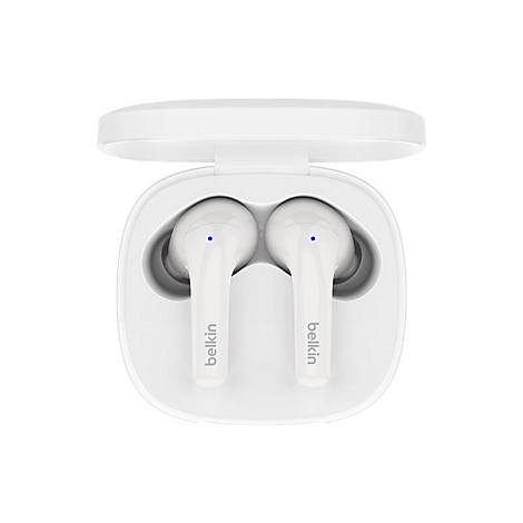 Weiße Belkin-Ohrhörer in einer offenen Ladebox, die auf weißem Grund steht. Die Ohrhörer und die Box sind sauber verarbeitet.