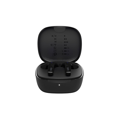 Schwarzes Ladecase mit geöffnetem Deckel, In-Ear-Kopfhörer und weißen LED-Anzeigen. Die Kopfhörer haben „Belkin“ auf der Seite.