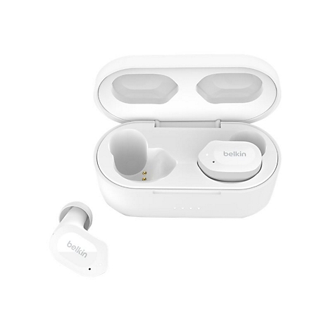 Weiße Belkin True Wireless-Kopfhörer in geöffneter Ladebox und ein einzelner Kopfhörer daneben. Auf dem Case und den Kopfhörern ist das Belkin-Logo zu sehen.