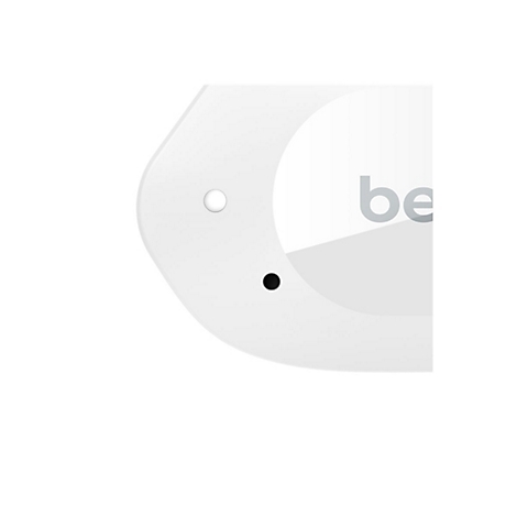 Detailaufnahme eines weißen, abgerundeten Objekts mit einem schwarzen Punkt und dem Text "be".