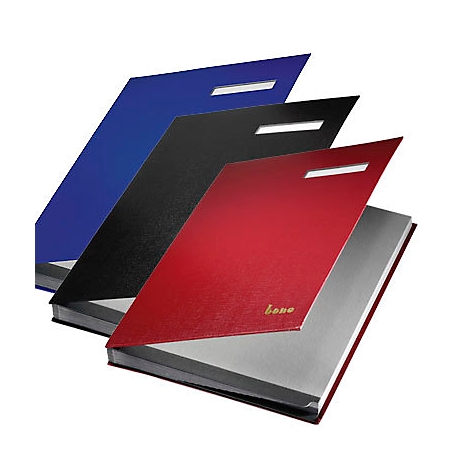 Drie notitieboekjes, blauw, zwart en rood, overlappend gerangschikt. Het rode notitieboekje is open.