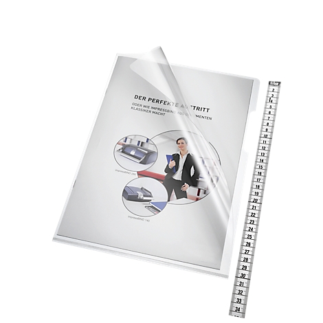 Een document in een transparante hoes, naast een liniaal met verdelingen.