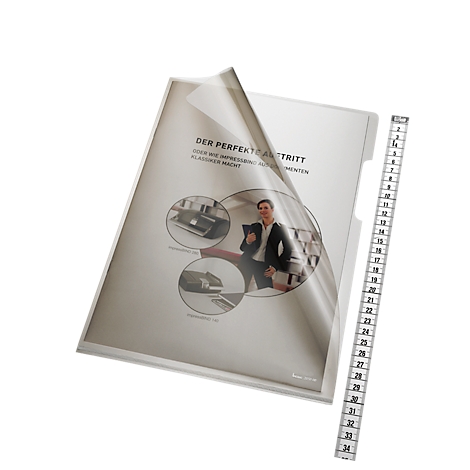 Een transparante brochurehoes met een document, daarop een man in een pak. Rechts daarvan een liniaal.