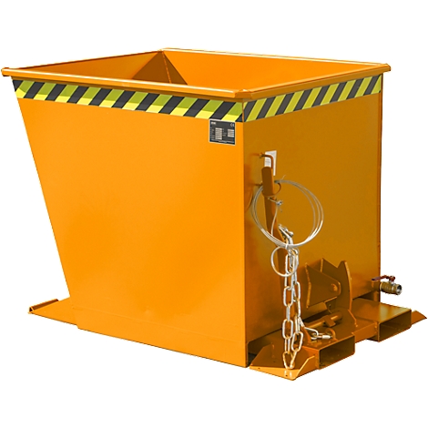 Une benne basculante orange avec des bandes d'avertissement noires et jaunes. Une chaîne et un support sont visibles.