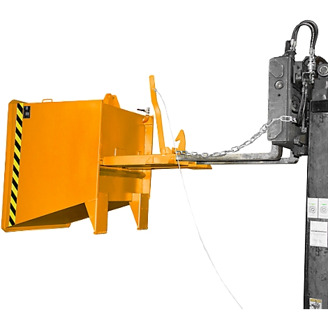 Benne basculante jaune fixée à un chariot élévateur. La benne a une face avant inclinée avec des rayures d'avertissement noires et jaunes.