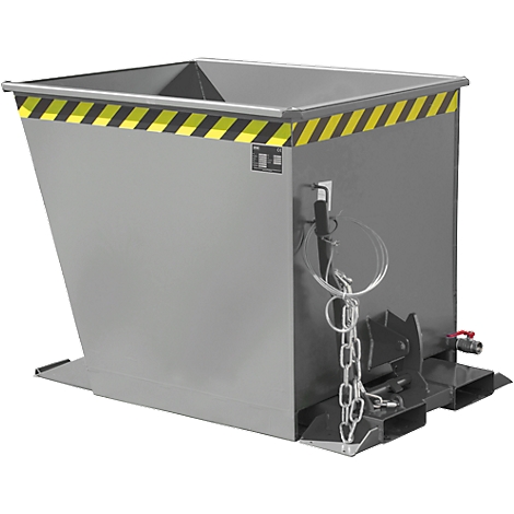 Conteneur industriel gris avec côtés inclinés. Bandes d'avertissement jaune et noir sur le dessus. Chaîne et vanne d'arrêt.