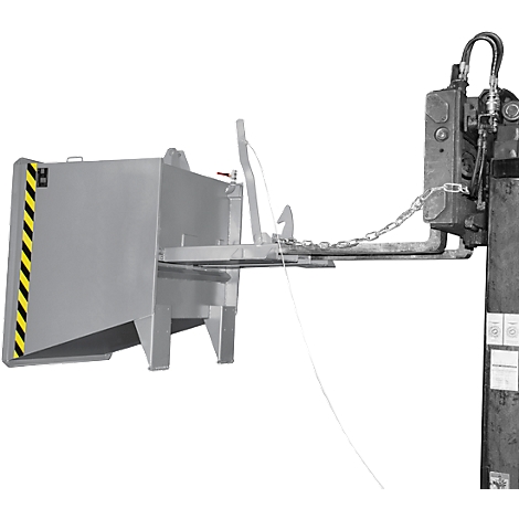 Conteneur basculant gris sur chariot élévateur. Bandes d'avertissement noires et jaunes sur le coin.