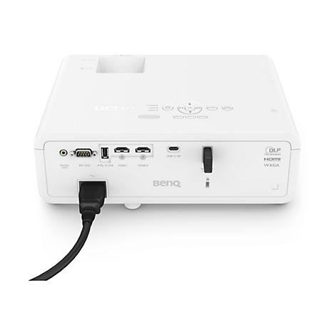 Gros plan sur un projecteur BenQ blanc avec des ports, des boutons et un câble d'alimentation connecté.