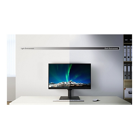 Un moniteur affichant des aurores boréales sur un bureau, à côté d'un clavier et d'une souris. Texte : Light Environment, Dark Environment.