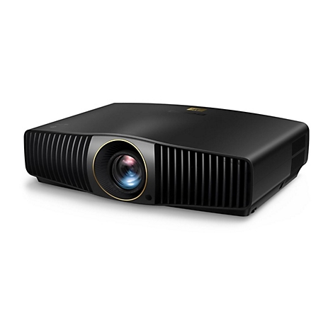 Schwarzer Projektor mit Goldakzenten und Objektiv. Auf weißem Hintergrund. Klar und präzise.