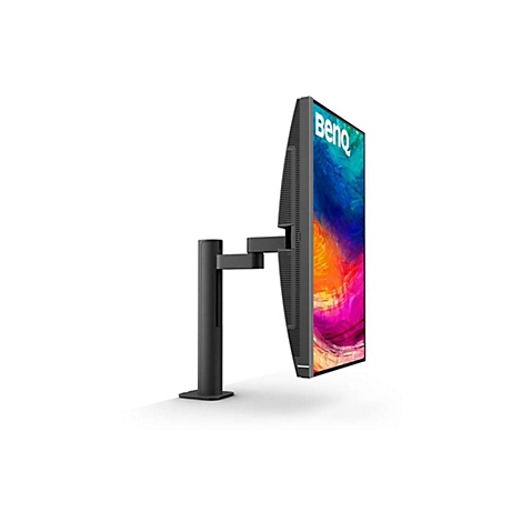 BenQ Monitor im Hochformat an einem schwarzen, schwenkbaren Monitorarm vor weißem Hintergrund.