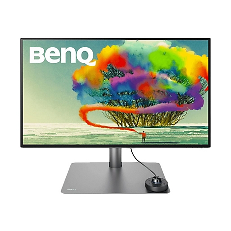 Monitor mit dem BenQ-Logo und einem farbenfrohen Bild. Ein Mann steht vor einem Baum und malt. Am Fuß des Monitors befindet sich ein Bedienfeld.
