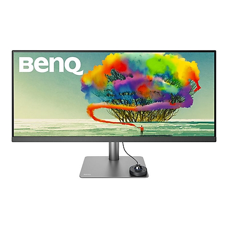 Grauer Monitor mit BenQ-Logo. Bildschirm zeigt bunten Baum, eine Person malen einen Strich. Farbkalibrierung am Monitor.