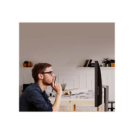 Ein Mann mit Brille sitzt am Schreibtisch, stÃ¼tzt das Kinn mit einer Hand und blickt auf einen Computerbildschirm.