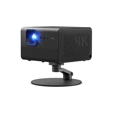 Schwarzer Beamer mit blauem Licht, montiert auf einem StÃ¤nder. Das BenQ Logo ist sichtbar.
