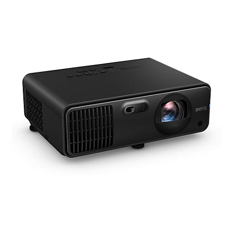 Schwarzer BenQ-Projektor, mit Objektiv und Lüftungsschlitzen. Auf weißem Hintergrund. Mit 1080p Beschriftung.