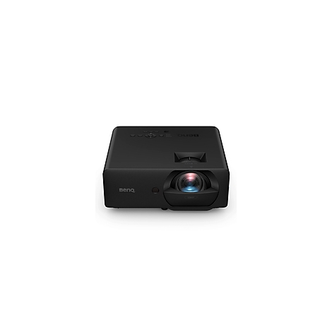 Schwarzer BenQ-Projektor, Objektiv im Fokus, auf weißem Hintergrund.