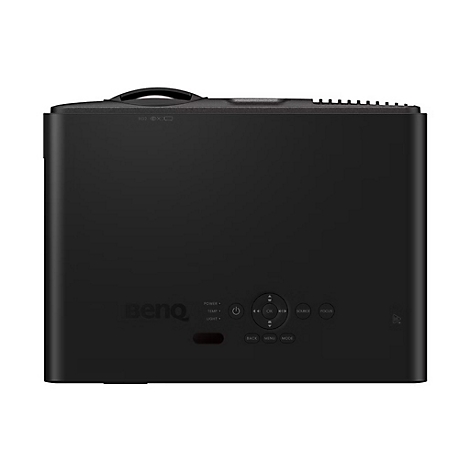 Schwarzer Projektor mit Steuerungselementen, BenQ-Logo und Griff. Tasten beschriftet mit Power, Menu, Source, Focus.