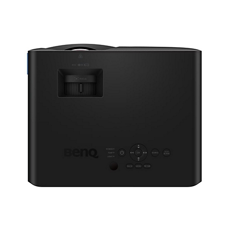 Schwarzer BenQ-Projektor, Frontansicht. Der Projektor hat eine Fokus-Linse und Bedienknöpfe.