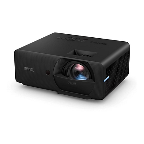 Schwarzer BenQ-Projektor, seitlich betrachtet. Auf der Front steht 4K HDR. Das Objektiv ist im Fokus. Rechts befinden sich Lüftungsschlitze.